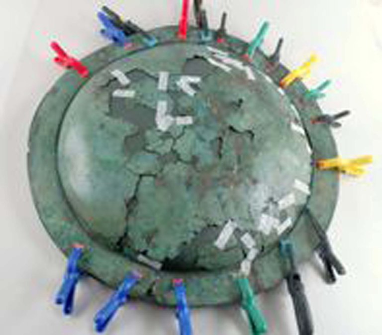 Il supporto in resina finito, l’assemblaggio delle lamine